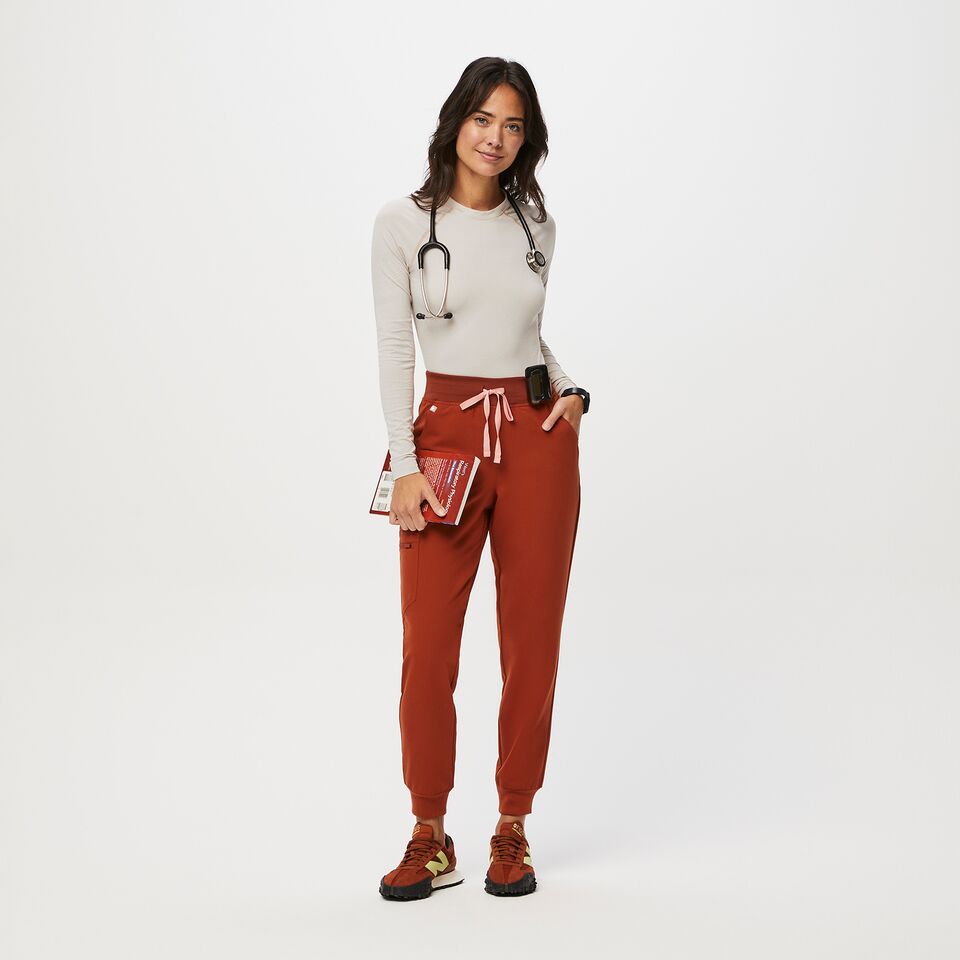 https://creative.wearfigs.com/asset/0319d390-e585-4ea7-b98e-72f3d4b9524c/SQUARE/Q3_2023_07_HEATHERED-OATMEAL_SALTA_W_LOGAN_06229