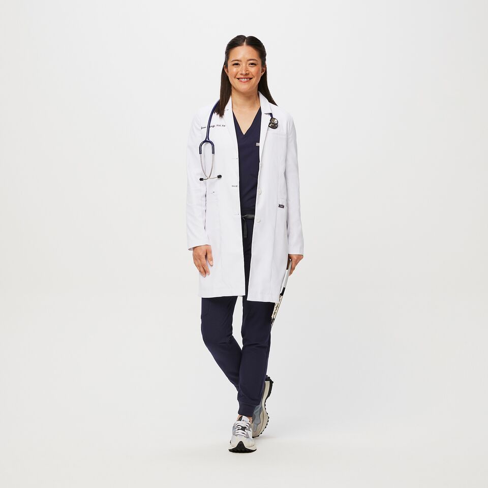 https://creative.wearfigs.com/asset/048749cd-1a3f-411c-97e8-8862ca0cd868/SQUARE/Q1_2023_03_WHITE_BELLVUE-SLIM-LAB-COAT_W_EMI_57570