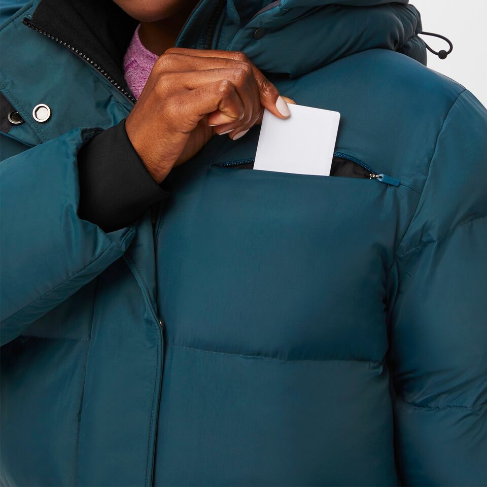 https://creative.wearfigs.com/asset/07c01677-87bd-4303-a6cc-cf85253f9049/SQUARE/Womens-Ozlem-Puffer-Caribbean-Blue-XS-8
