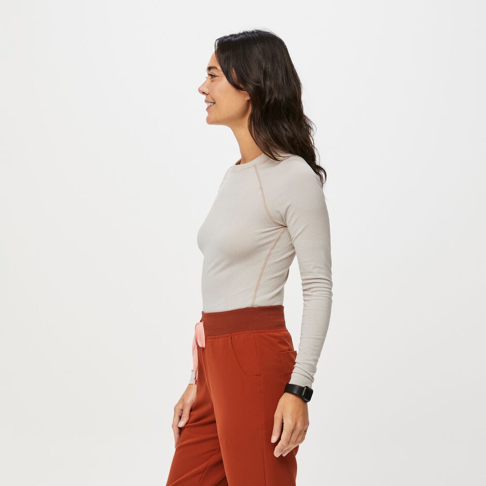 https://creative.wearfigs.com/asset/07dd2384-fb32-4b1e-b8a5-51b008e66be3/SQUARE/Q3_2023_07_HEATHERED-OATMEAL_SALTA_W_LOGAN_06253
