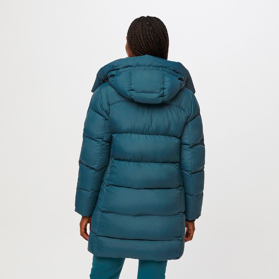 https://creative.wearfigs.com/asset/083d0a6c-768e-4aa7-a831-72cccf4aa9ef/SQUARE/Womens-Ozlem-Puffer-Caribbean-Blue-XS-4