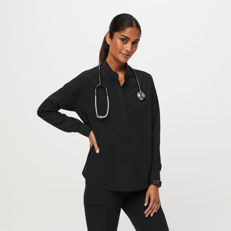 https://creative.wearfigs.com/asset/0ab72f04-bbcd-4373-badf-6a3a68c4d7dd/SQUARE/Q3_2023_08_BLACK_LS-RAFAELA_W_ALYSSAH_15843