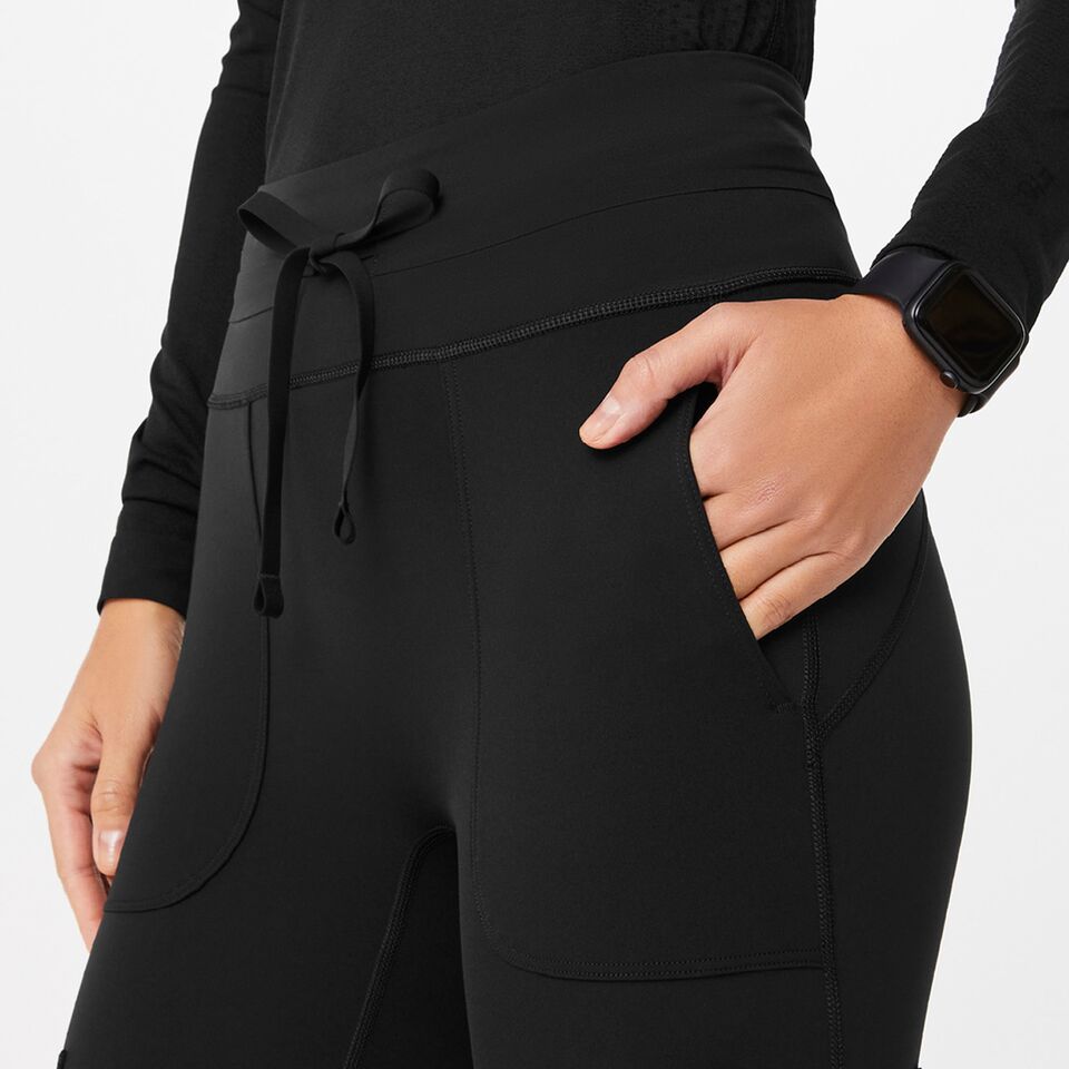 https://creative.wearfigs.com/asset/0d9fed6b-0734-4db3-8cd2-de02e0b322ba/SQUARE/Q1_2024_1_BLACK_SCRUB-LEGGING_W_CHARO_0572_.jpeg