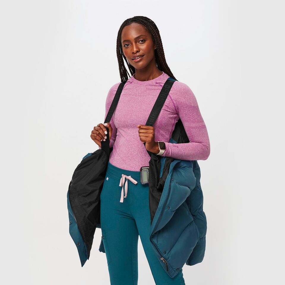 https://creative.wearfigs.com/asset/0da7a05d-cde2-4288-b03e-ba396879115b/SQUARE/Womens-Ozlem-Puffer-Caribbean-Blue-XS-3