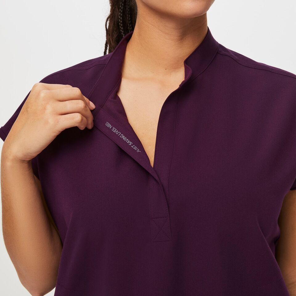 https://creative.wearfigs.com/asset/12a43126-2cd7-44da-a883-9e4d2026690e/SQUARE/Q2_2023_06_DEEP-PURPLE_RAFAELA_W_SALOME_28906
