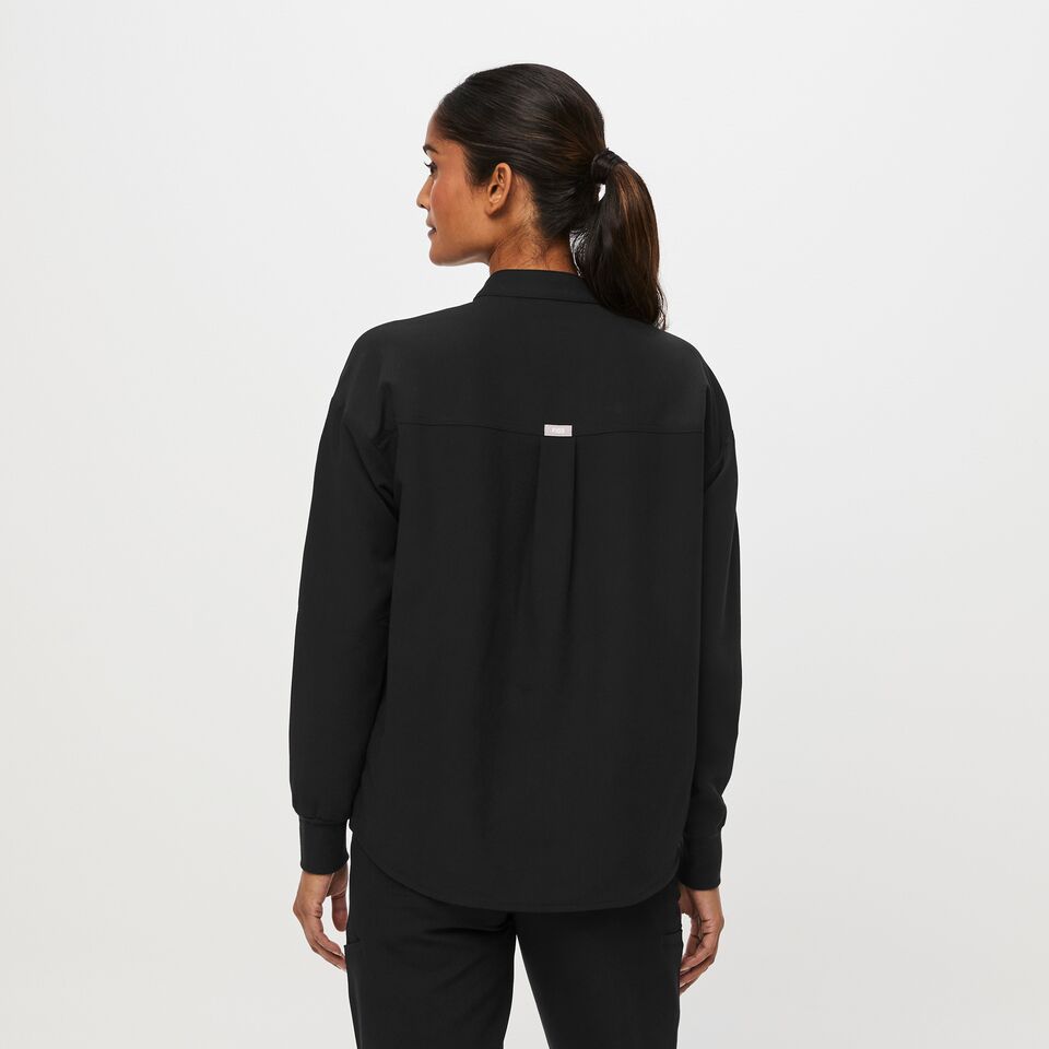 https://creative.wearfigs.com/asset/1301df60-2264-4313-941c-c04d1110ce38/SQUARE/Q3_2023_08_BLACK_LS-RAFAELA_W_ALYSSAH_15855