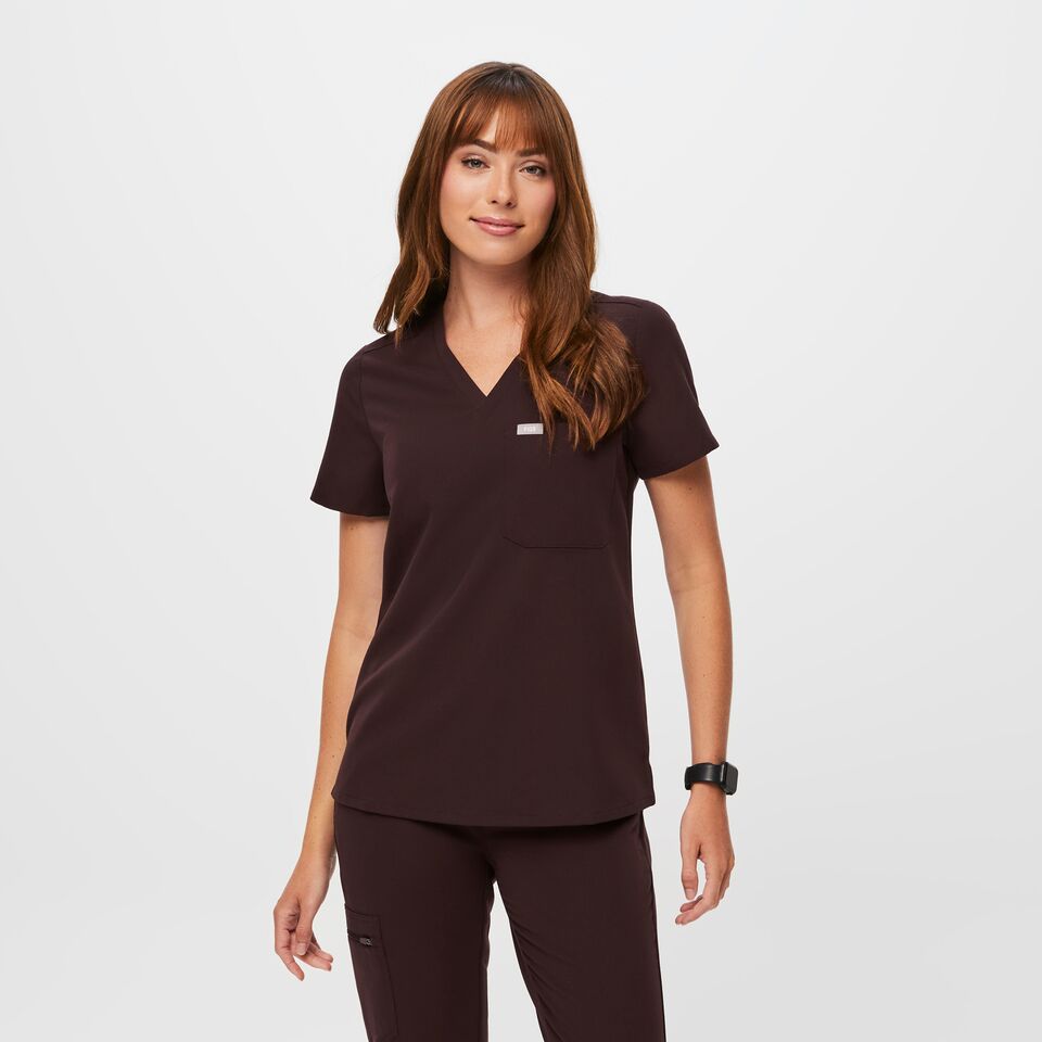 https://creative.wearfigs.com/asset/1505cbfd-8ad3-49ef-84bf-0bcffe81ed32/SQUARE/Q3_2023_08_ESPRESSO_CATARINA_W_MELANIE_16132