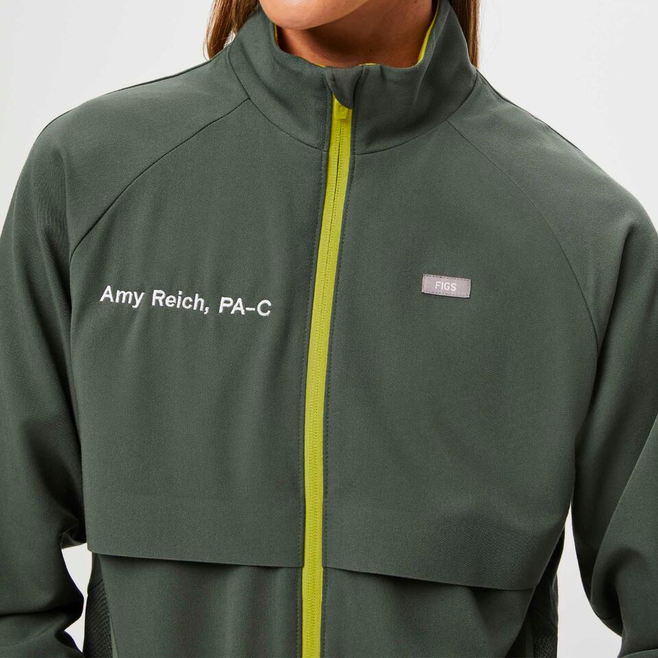 https://creative.wearfigs.com/asset/1a54f846-23c5-43dd-a936-f5b45e727cb9/SQUARE/Q1_2023_03_MOSS_SYDNEY-CONTRAST_W_MADI_54761-jpg