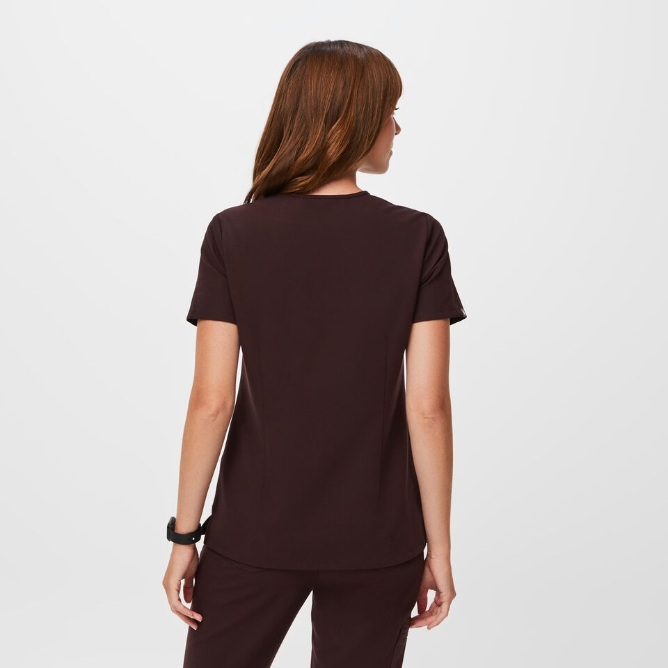 https://creative.wearfigs.com/asset/1c08983b-e507-42a1-ab08-c4b13abf04de/SQUARE/Q3_2023_08_ESPRESSO_CATARINA_W_MELANIE_16156