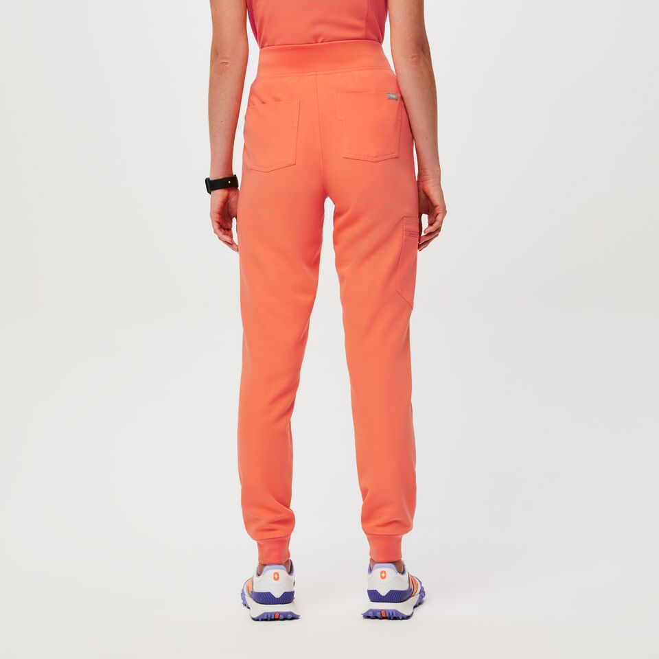 https://creative.wearfigs.com/asset/2015ca17-d7a8-47ab-9631-b3c92a2efed3/SQUARE/Q2_2023_04_PAPAYA_HW-ZAMORA_W_PALONIA_06843