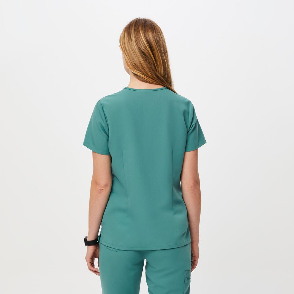 https://creative.wearfigs.com/asset/21725a85-052c-42f6-8021-e1165fe79f38/SQUARE/Q2_2023_04_MARINE_CATARINA_W_PALONIA_05744