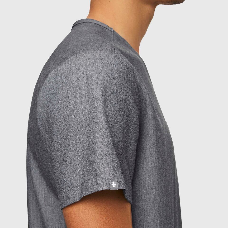 https://creative.wearfigs.com/asset/23e460cc-fbd5-4adf-b11d-b05ce6835486/SQUARE/Q2_CHISEC_CAIRO_GRAPHITE_CHRIS_12661-jpg