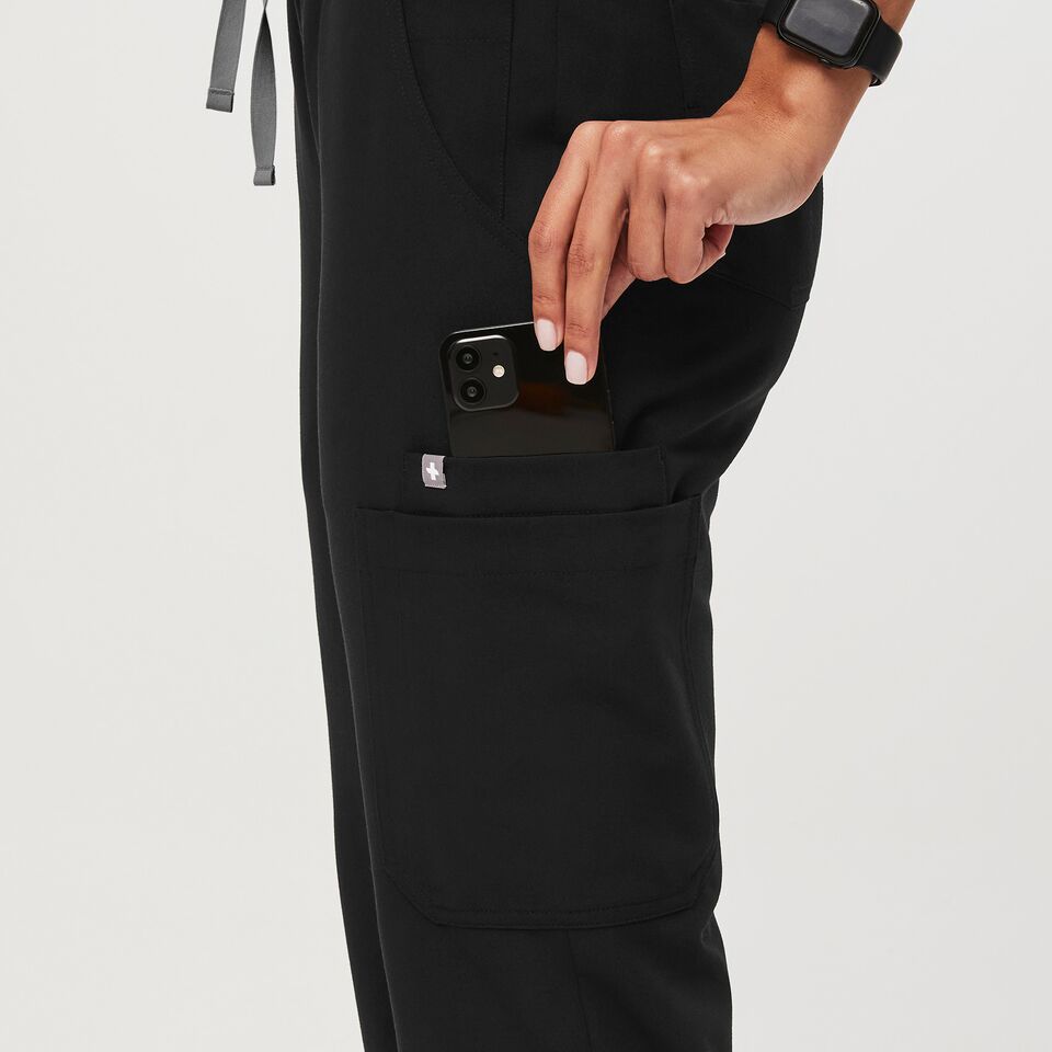 https://creative.wearfigs.com/asset/245d25f4-8a9c-4ca0-b0be-ca6bbf528c12/SQUARE/Q1_2023_02_BLACK_FOSO-JOGGER_W_NATALIE_33399