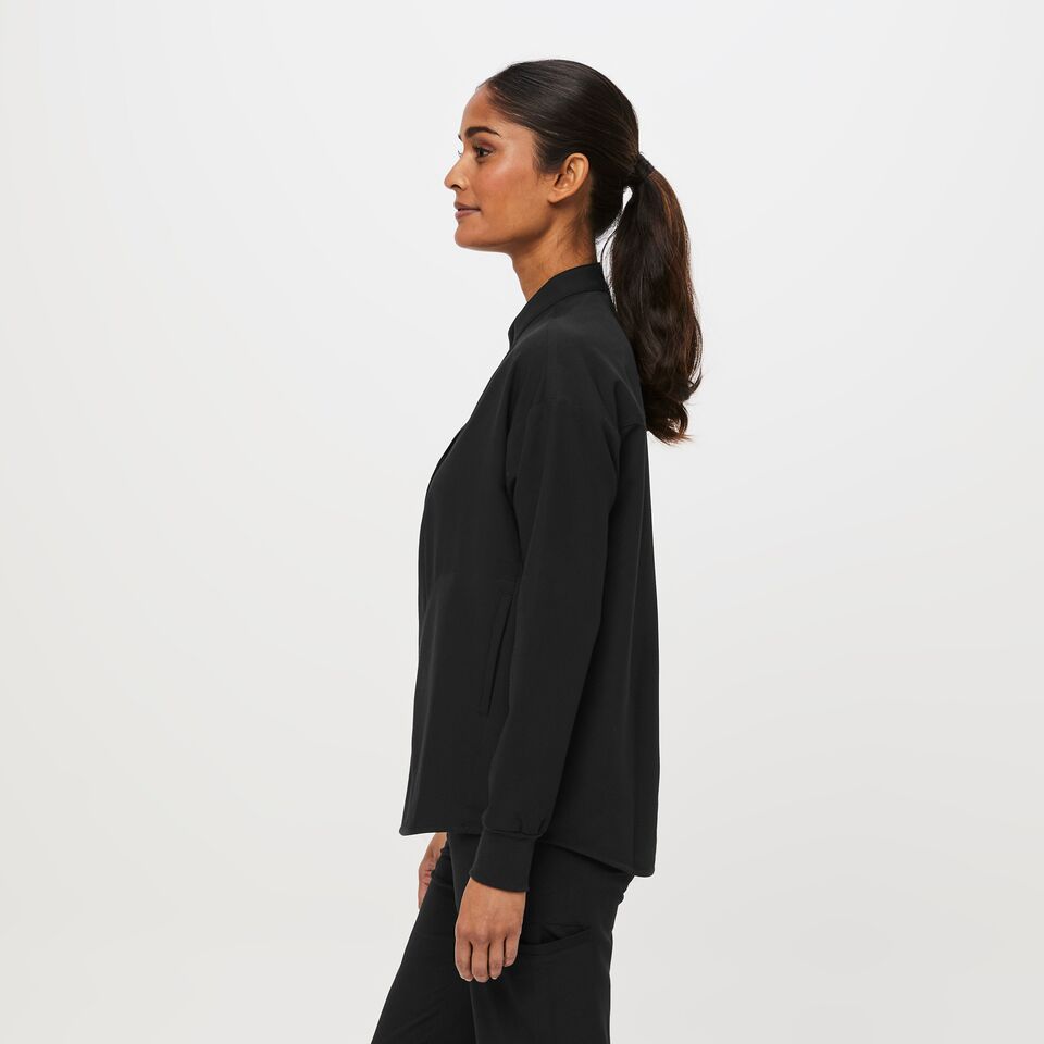 https://creative.wearfigs.com/asset/256e229e-3090-4491-98f3-e674b98c888a/SQUARE/Q3_2023_08_BLACK_LS-RAFAELA_W_ALYSSAH_15859