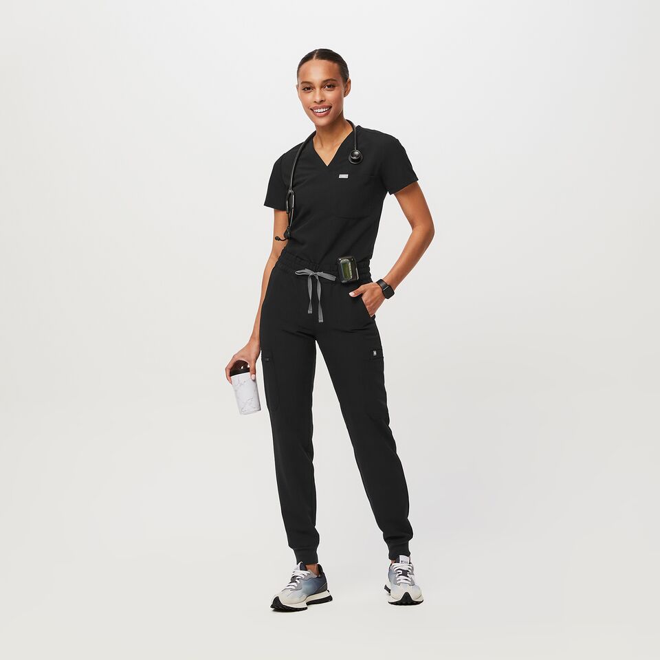 https://creative.wearfigs.com/asset/28171b09-e4ba-4324-b66c-b58e4e3b7f26/SQUARE/Q1_2023_02_BLACK_FOSO-JOGGER_W_NATALIE_33563