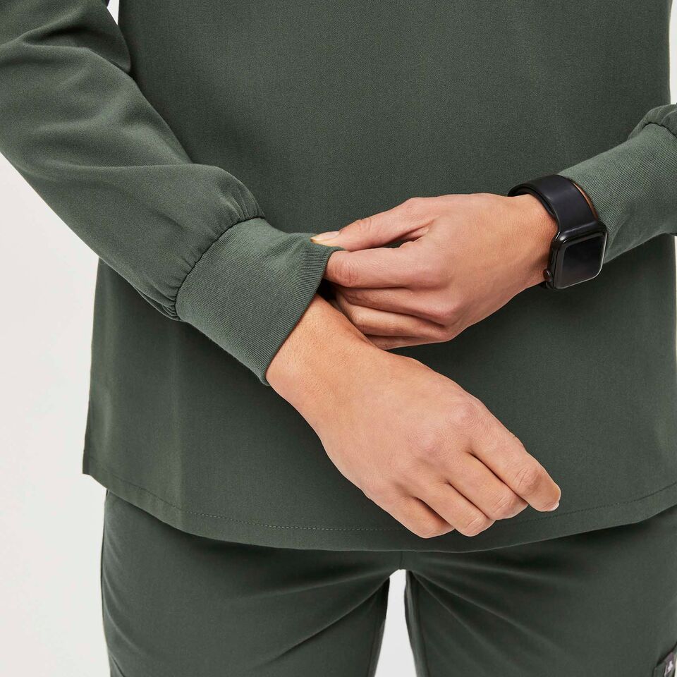 https://creative.wearfigs.com/asset/29a0c0a0-d0fe-41de-b02d-03715a085b1b/SQUARE/Q1_2023_03_MOSS_CATARINA-LS_W_MADI_68470-jpg