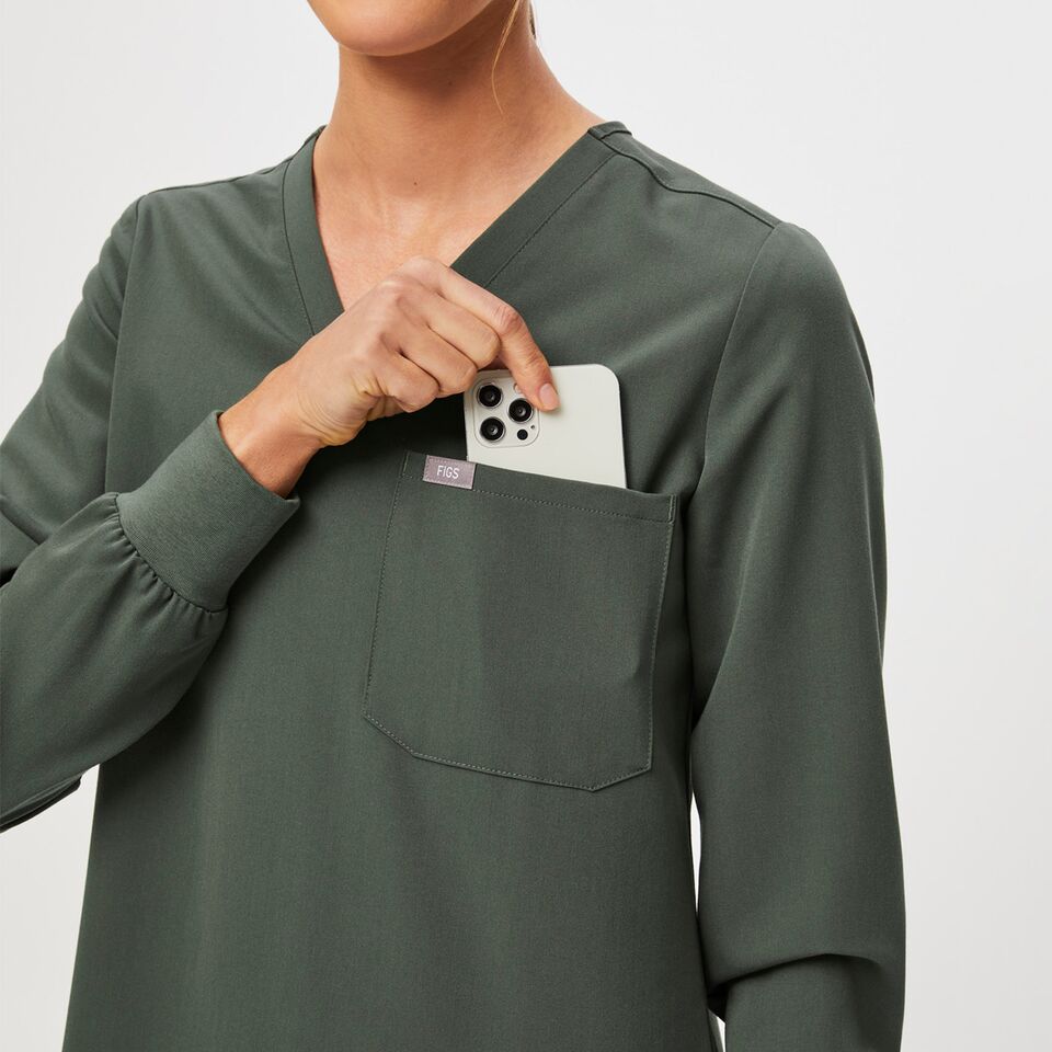 https://creative.wearfigs.com/asset/2cbeb96d-44d1-40fc-b518-2660ef698e72/SQUARE/Q1_2023_03_MOSS_CATARINA-LS_W_MADI_68473-jpg