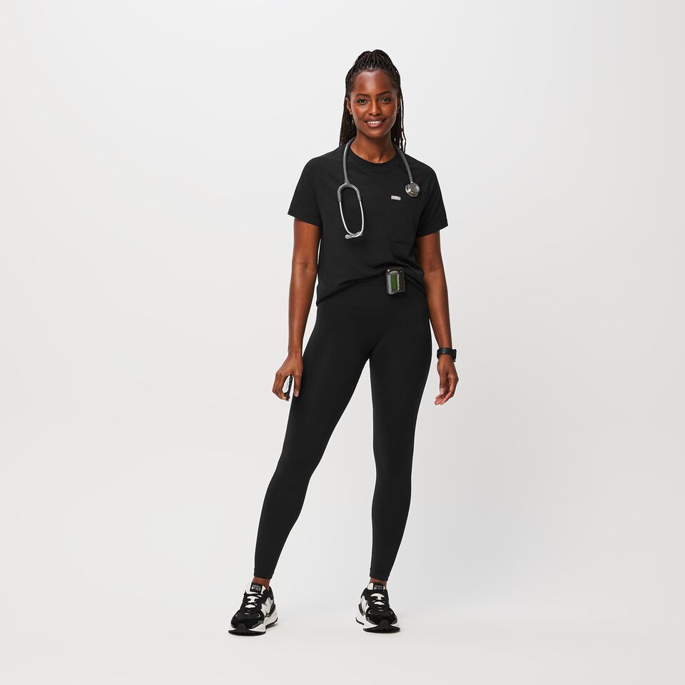 https://creative.wearfigs.com/asset/34336932-f51f-48de-8046-d34196382674/SQUARE/Q1_2022_11_BLACK_SALTA-SEAMLESS-LEGGING_W_MAME_10001