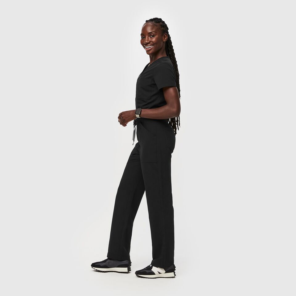 https://creative.wearfigs.com/asset/3a37e6e1-8c20-4e08-8607-80a7c0674743/SQUARE/Q2_2023_06_BLACK_CATARINA-SCRUB-JUMPSUIT_W_AWA_32586