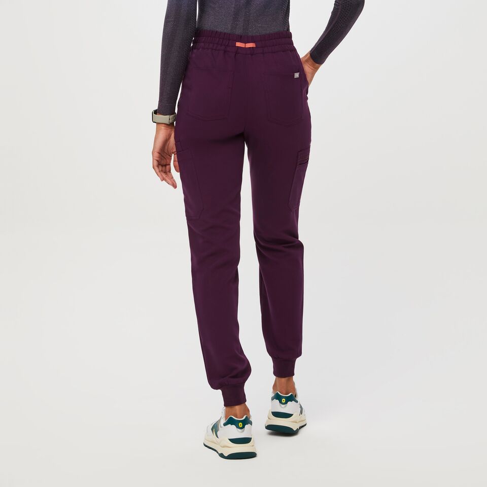 https://creative.wearfigs.com/asset/3f253d0b-071a-4596-933d-f45dc6c89db1/SQUARE/Q2_2023_06_DEEP-PURPLE_HW-UMAN_W_DEJA_30615