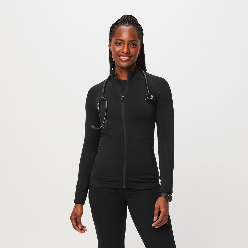 https://creative.wearfigs.com/asset/403e3755-0a49-4c40-abbd-715d44b817ff/SQUARE/Q1_2022_11_BLACK_SALTA-SEAMLESS-FULL-ZIP_W_MAME_10099