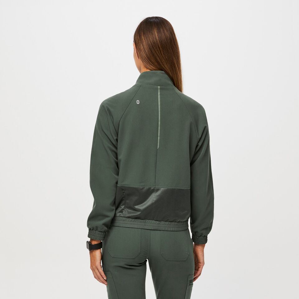 https://creative.wearfigs.com/asset/40a2b7a6-746e-4e0d-a6a2-bc45e9cf9bab/SQUARE/Q1_2023_03_MOSS_SYDNEY-CONTRAST_W_MADI_54744-jpg