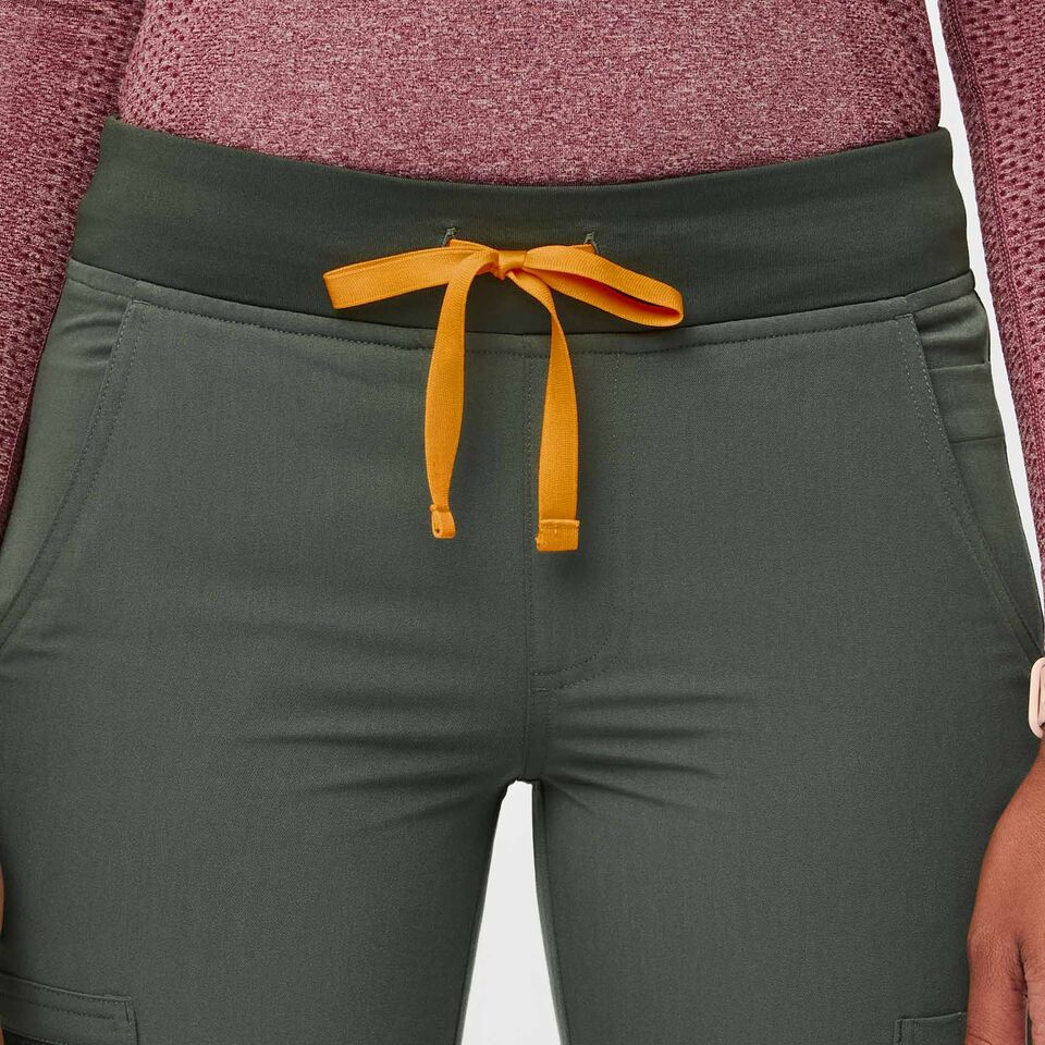 https://creative.wearfigs.com/asset/415ad1c1-36cd-4d7f-8808-2e2bb6b73202/SQUARE/Womens-Yola-Yoga-Moss-XS-5-jpg