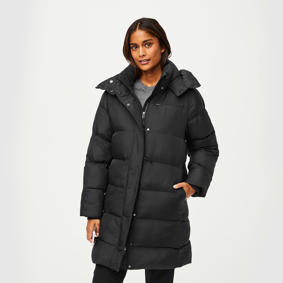 https://creative.wearfigs.com/asset/425643a6-bb9a-437a-a341-22a317eb9d84/SQUARE/Womens-Ozlem-Puffer-Black-XS-1