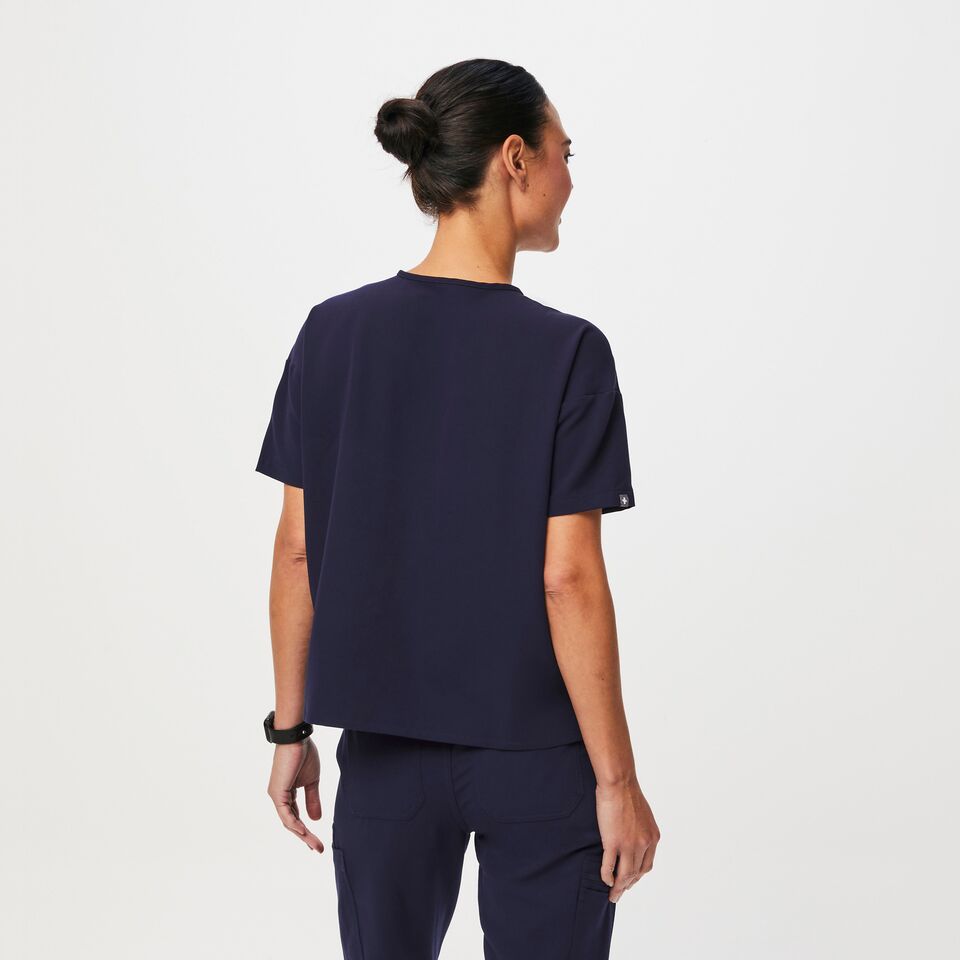 https://creative.wearfigs.com/asset/43c5ea37-cc4b-4aa2-ae44-1a458ff81069/SQUARE/Q3_2023_07_NAVY_OVERSIZED-CATARINA_W_LOGAN_06822