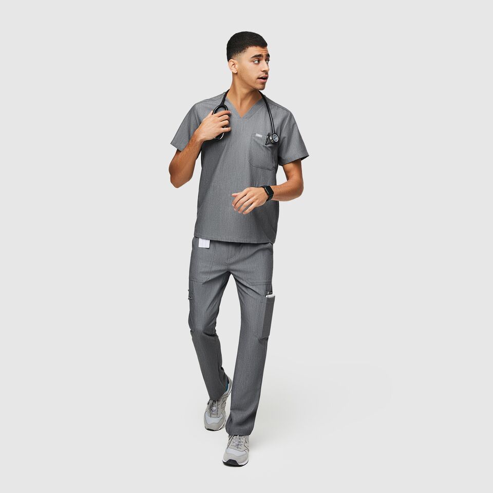https://creative.wearfigs.com/asset/47068a09-7a58-4ce7-be4f-b734e838f733/SQUARE/Q2_CHISEC_CAIRO_GRAPHITE_CHRIS_12672-jpg