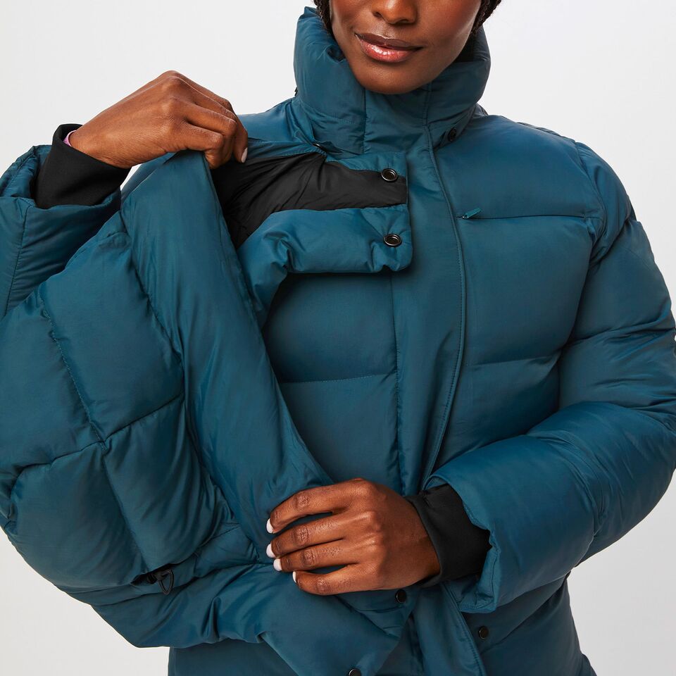 https://creative.wearfigs.com/asset/47e7d756-3fee-41b5-bca3-52a3019cb9a6/SQUARE/Womens-Ozlem-Puffer-Caribbean-Blue-XS-7