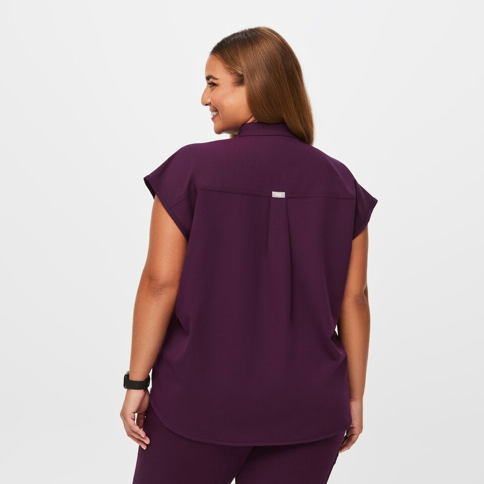 https://creative.wearfigs.com/asset/4829740c-6b02-4ffb-9118-1b180530fa79/SQUARE/Q3_2023_07_DEEP-PURPLE_RAFAELA_W_KY_01248