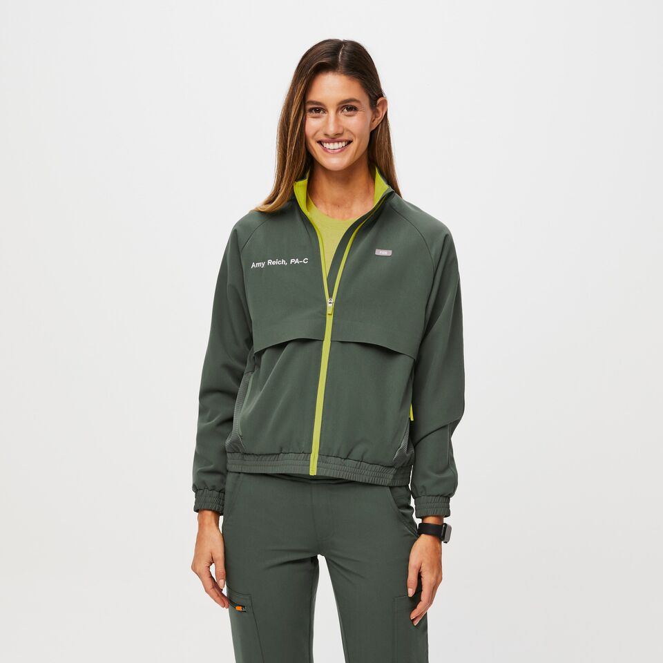 https://creative.wearfigs.com/asset/4c497cc2-e934-42f0-a13f-6b3b3f7ac808/SQUARE/Q1_2023_03_MOSS_SYDNEY-CONTRAST_W_MADI_54730-jpg