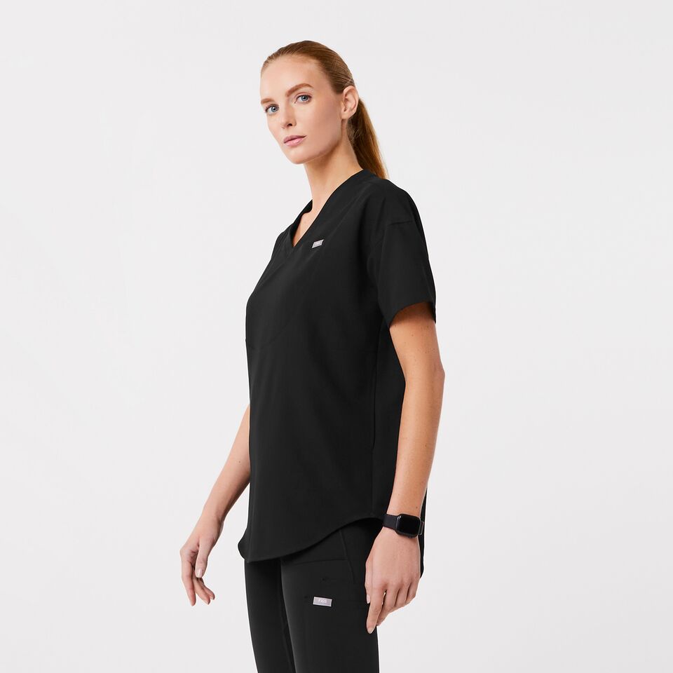 https://creative.wearfigs.com/asset/55e140cd-b6ef-4435-b15f-b06056967900/SQUARE/Q1_2024_1_BLACK_SS-TUNIC_W_CLARA_0850.jpeg