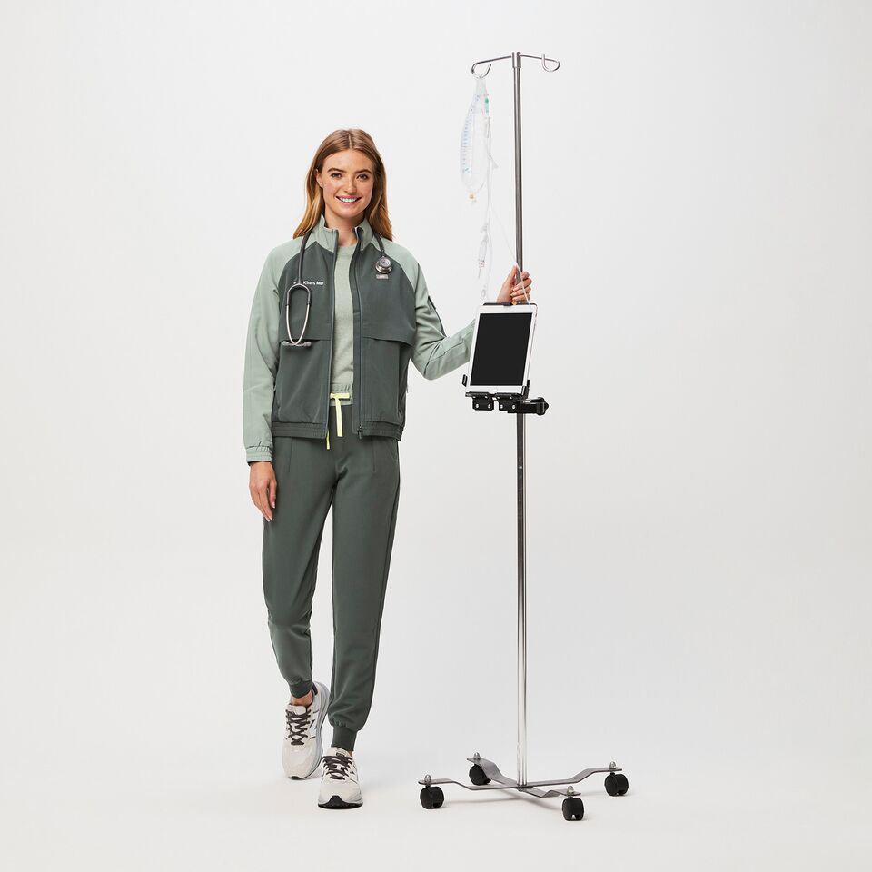 https://creative.wearfigs.com/asset/5a19b7e3-907b-4dd2-9d64-e56dc7a8171e/SQUARE/Q2_2023_05_BONSAI_SYDNEY-CARGO_W_PALONIA_18658