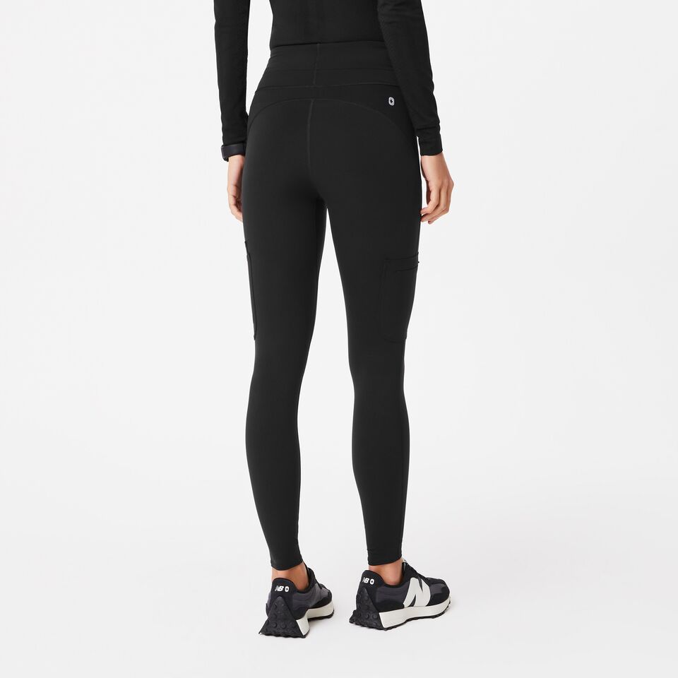 https://creative.wearfigs.com/asset/5ae22c13-0f6e-47bb-82d6-46db5f16f7e0/SQUARE/Q1_2024_1_BLACK_SCRUB-LEGGING_W_CHARO_0549_.jpeg