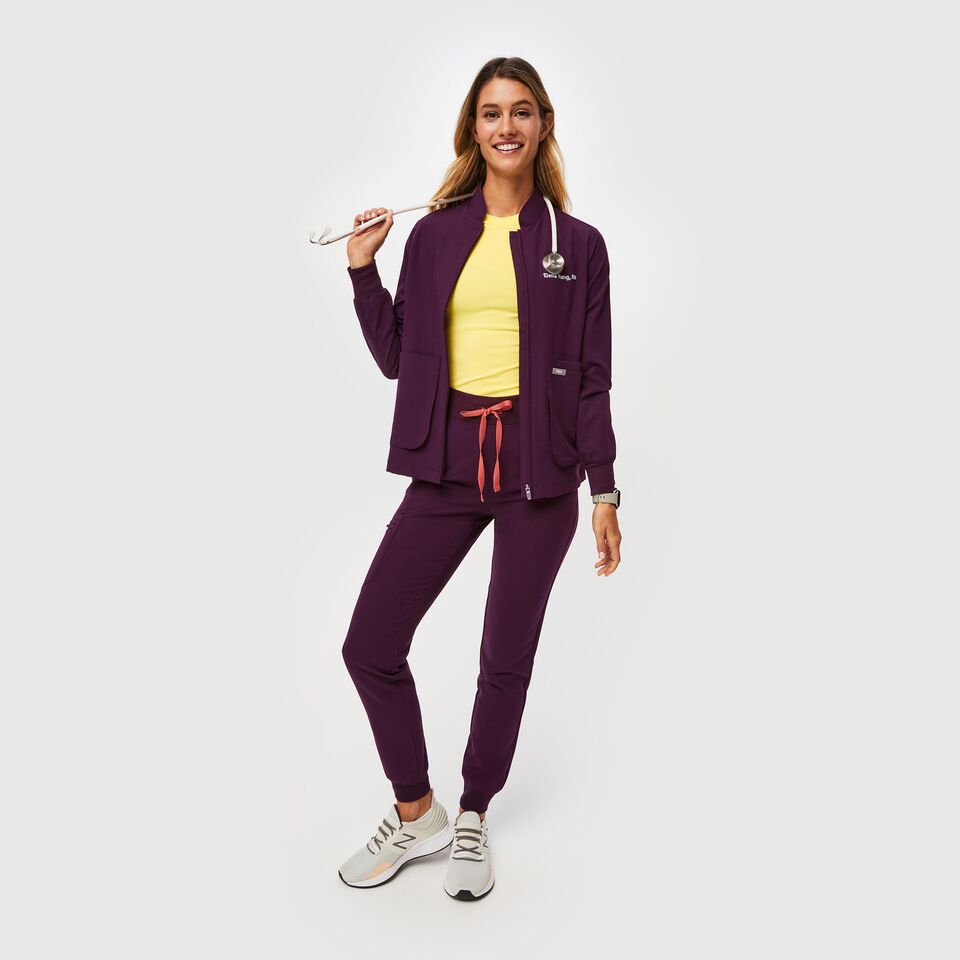 https://creative.wearfigs.com/asset/62edbce2-4b7d-47fb-9cbc-5f37ca7e792b/SQUARE/Q2_2023_06_DEEP-PURPLE_SEBINA-JACKET_W_MADI_35954