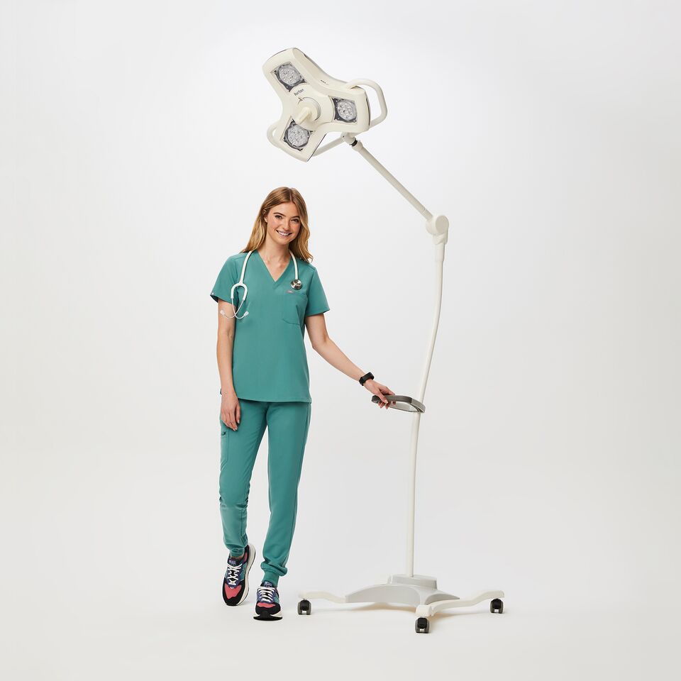 https://creative.wearfigs.com/asset/658ddb9b-4165-48b5-a7d6-127c1947d68c/SQUARE/Q2_2023_04_MARINE_CATARINA_W_PALONIA_05685