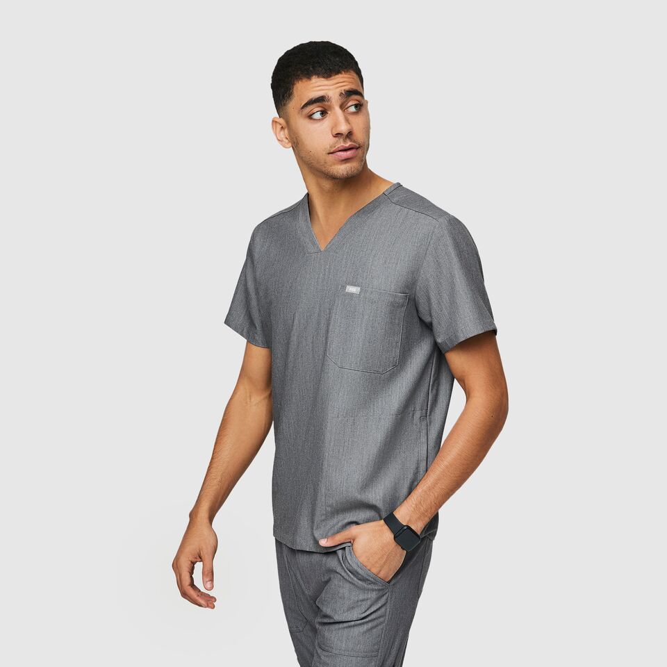 https://creative.wearfigs.com/asset/6b1b6374-410d-4c4e-9338-4f35ba8eba6e/SQUARE/Q2_CHISEC_CAIRO_GRAPHITE_CHRIS_12652-jpg