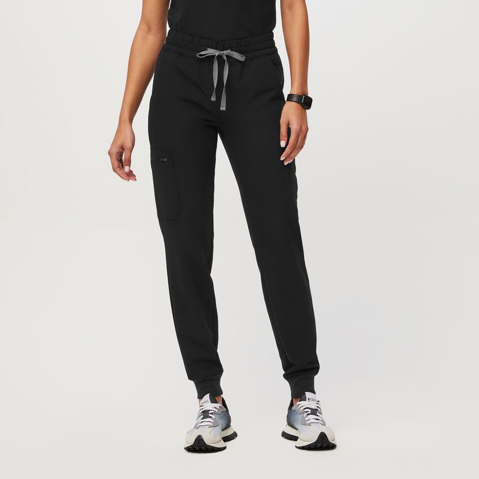 https://creative.wearfigs.com/asset/6bcb4807-e7f6-452f-8acc-6810d92d74f6/SQUARE/Q1_2023_02_BLACK_FOSO-JOGGER_W_NATALIE_33575-jpg