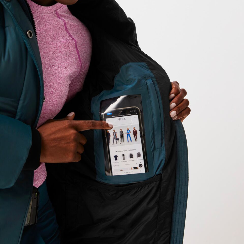 https://creative.wearfigs.com/asset/7342b3d8-5c4e-4787-ac0e-f5a6351e98c8/SQUARE/Womens-Ozlem-Puffer-Caribbean-Blue-XS-6