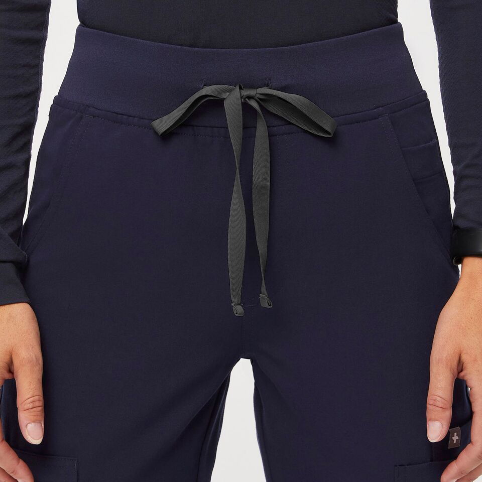 https://creative.wearfigs.com/asset/73cc5891-9334-47e2-b7ab-917104852240/SQUARE/Q3_2023_08_NAVY_HW-YOLA_W_NICOLA_23437