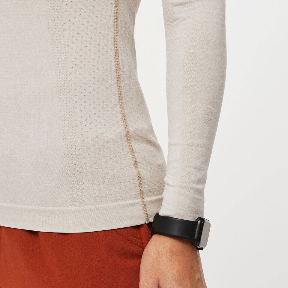 https://creative.wearfigs.com/asset/7c7f3c22-29e1-414c-8531-3864c1dbe8d4/SQUARE/Q3_2023_07_HEATHERED-OATMEAL_SALTA_W_LOGAN_06266