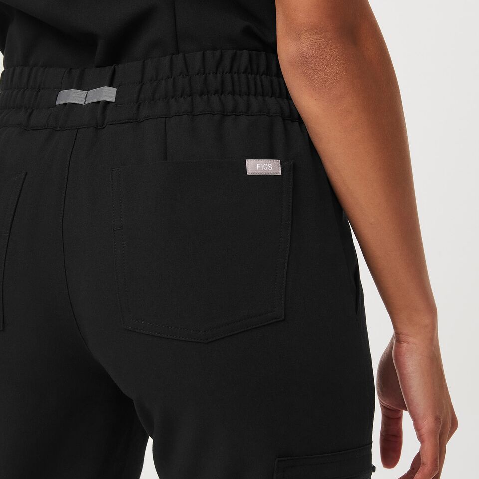 https://creative.wearfigs.com/asset/7dff5ef2-c4be-4b73-a223-d33271b54221/SQUARE/Q1_2023_02_BLACK_FOSO-JOGGER_W_NATALIE_33429