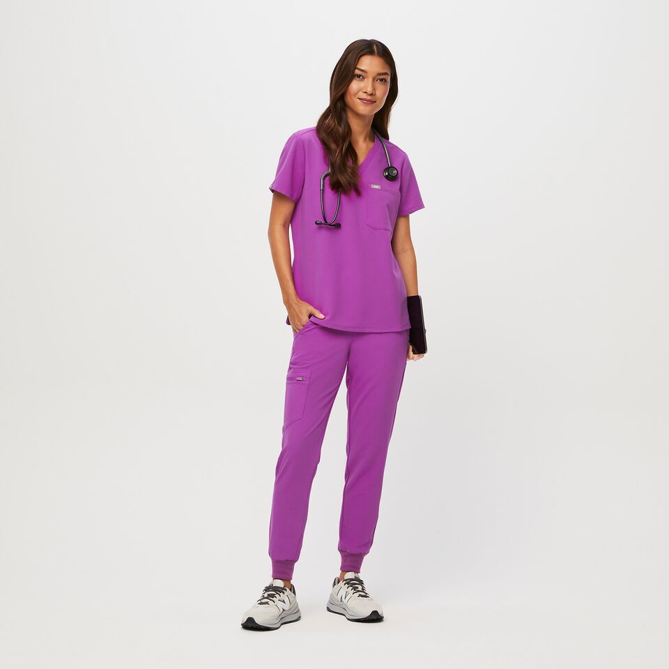 https://creative.wearfigs.com/asset/7e8d381f-b670-492e-8aae-1a1ed0143ae5/SQUARE/Q3_2023_09_PITAYA_CATARINA_W_CHARO_31842