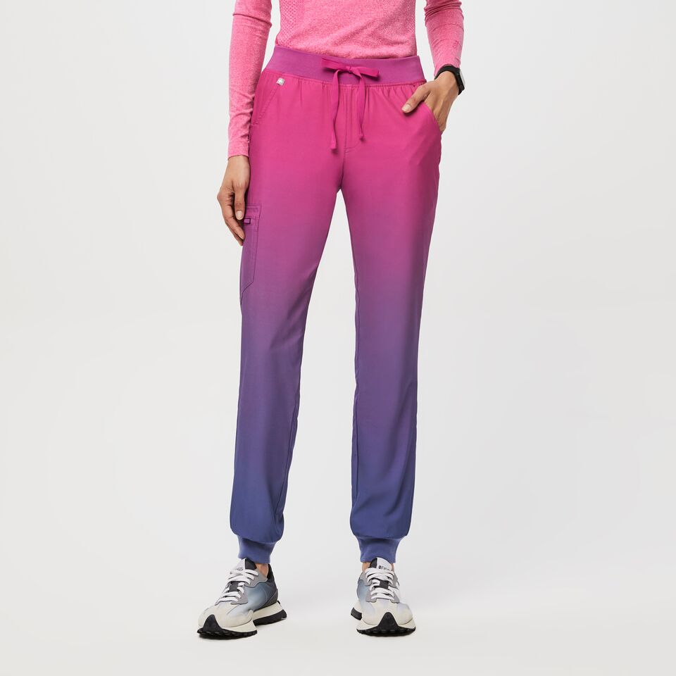 https://creative.wearfigs.com/asset/8483c08e-e04b-4ed2-9e4e-f3d539a4fee2/SQUARE/Q1_2023_03_SUNSET-OMBRE_FREEX-ZAMORA_W_EMILY_52228