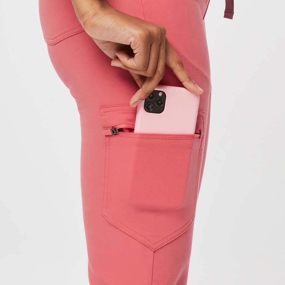 https://creative.wearfigs.com/asset/857a3ea4-fe9b-427b-98db-11aece731291/SQUARE/Q2_2023_04_DESERT-ROSE_HW-ZAMORA_W_DEJA_08994-jpg