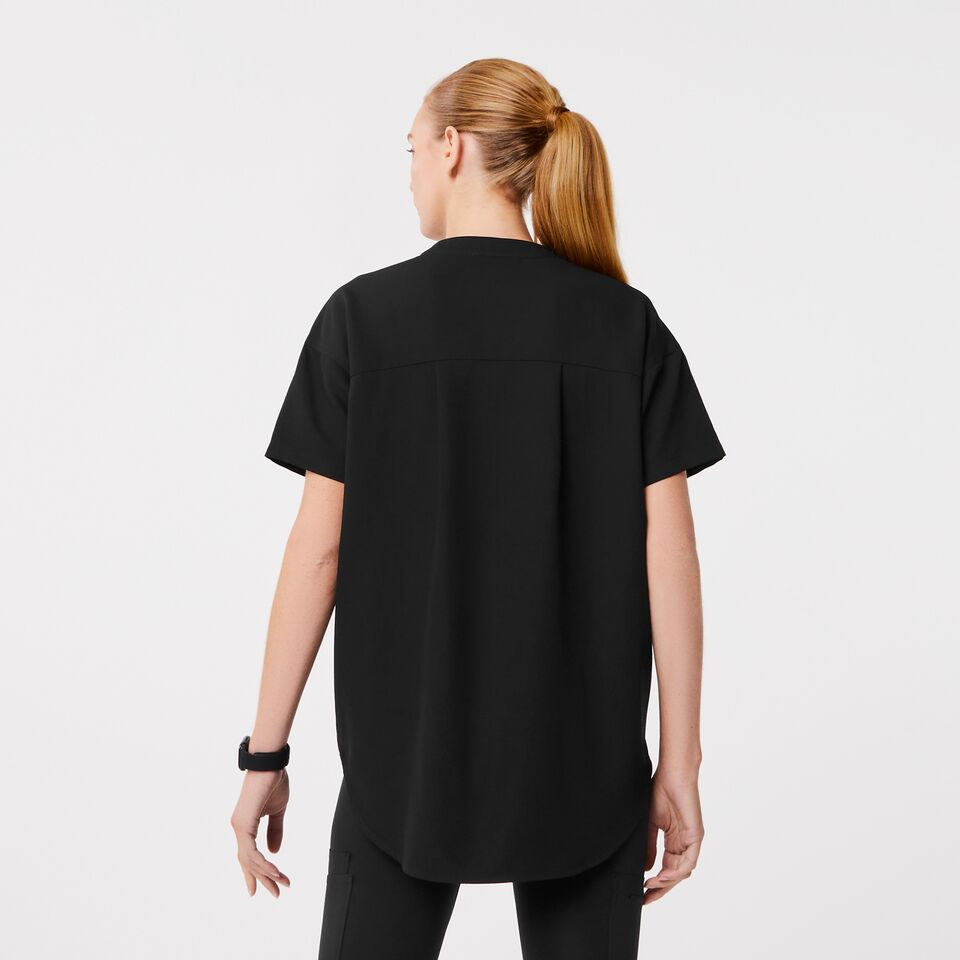 https://creative.wearfigs.com/asset/8a7c8db7-b5de-4255-b703-a6a3edc2dfd4/SQUARE/Q1_2024_1_BLACK_SS-TUNIC_W_CLARA_0853.jpeg