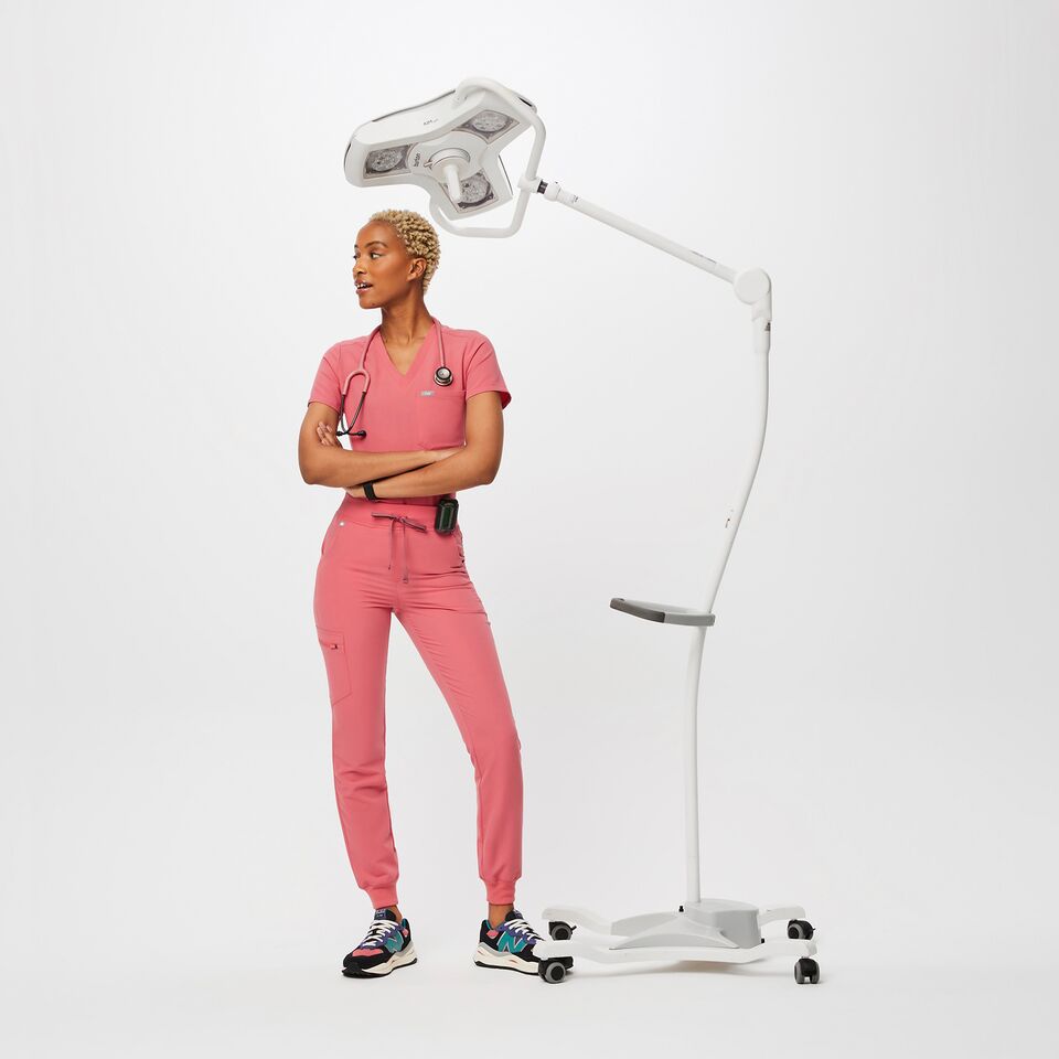 https://creative.wearfigs.com/asset/8bb3e6c4-e0bd-489a-9982-07c7fb155003/SQUARE/Q2_2023_04_DESERT-ROSE_HW-ZAMORA_W_DEJA_08960-jpg