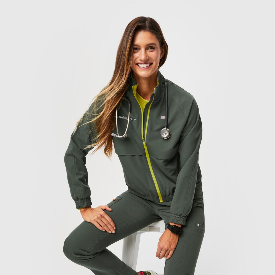 https://creative.wearfigs.com/asset/8dfe0d91-54e7-4b8f-9bbc-377c37d5cf6a/SQUARE/Q1_2023_03_MOSS_SYDNEY-CONTRAST_W_MADI_54782-jpg